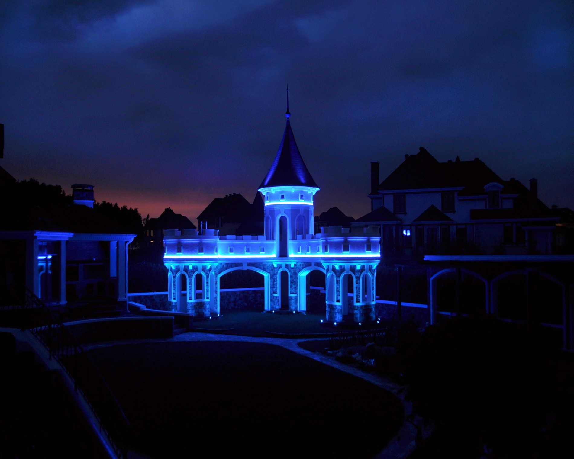 Голубая подсветка фасада замка