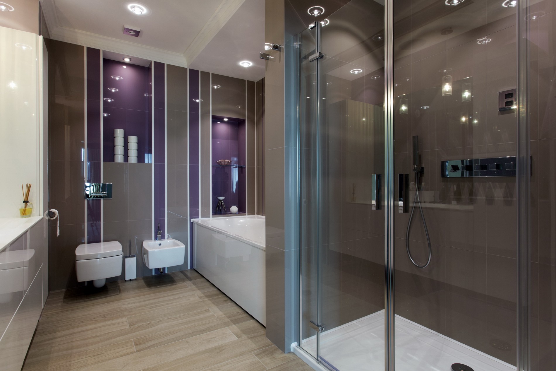 Фиолетовая ванная в современном стиле