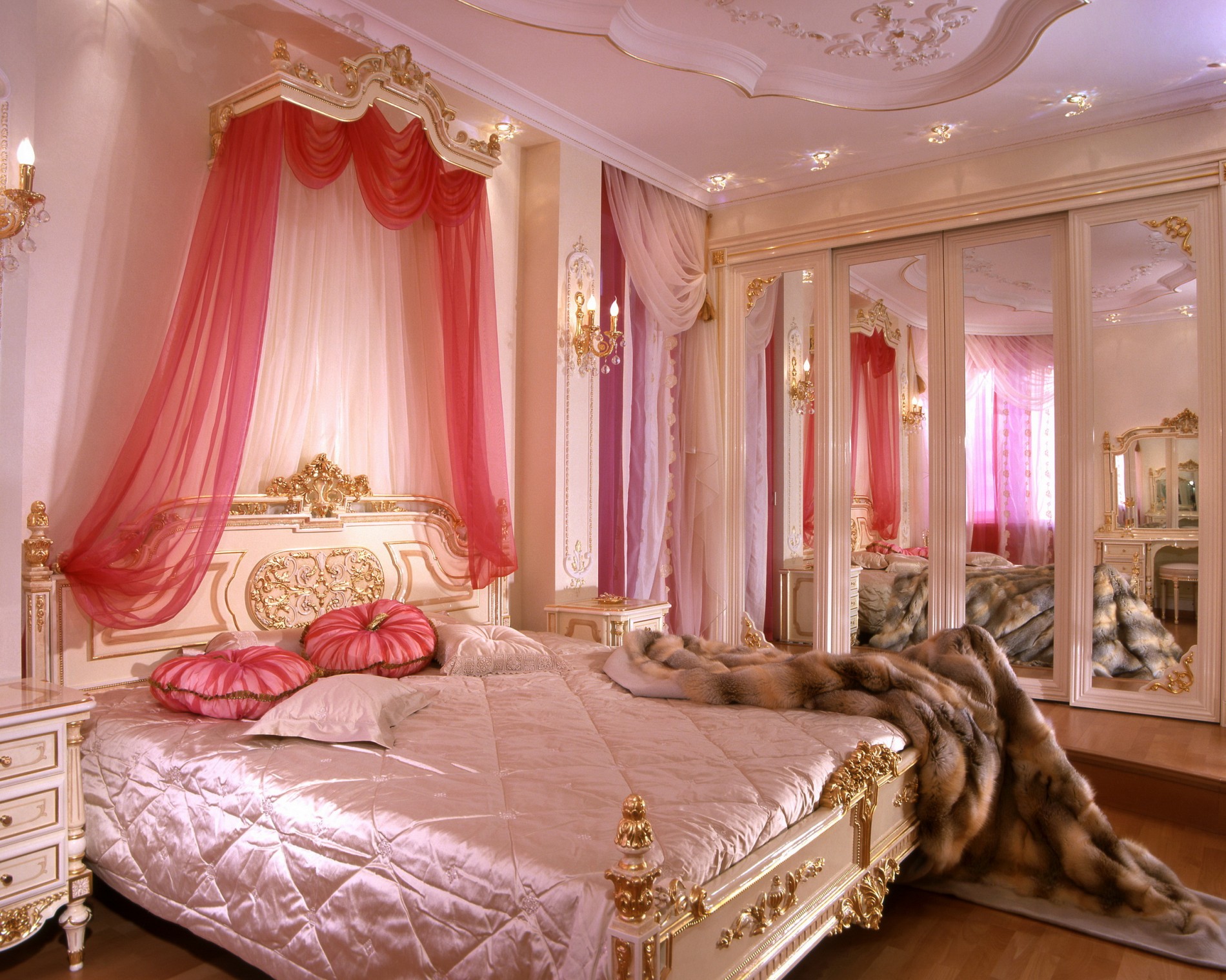 Классическая спальня в розовых тонах