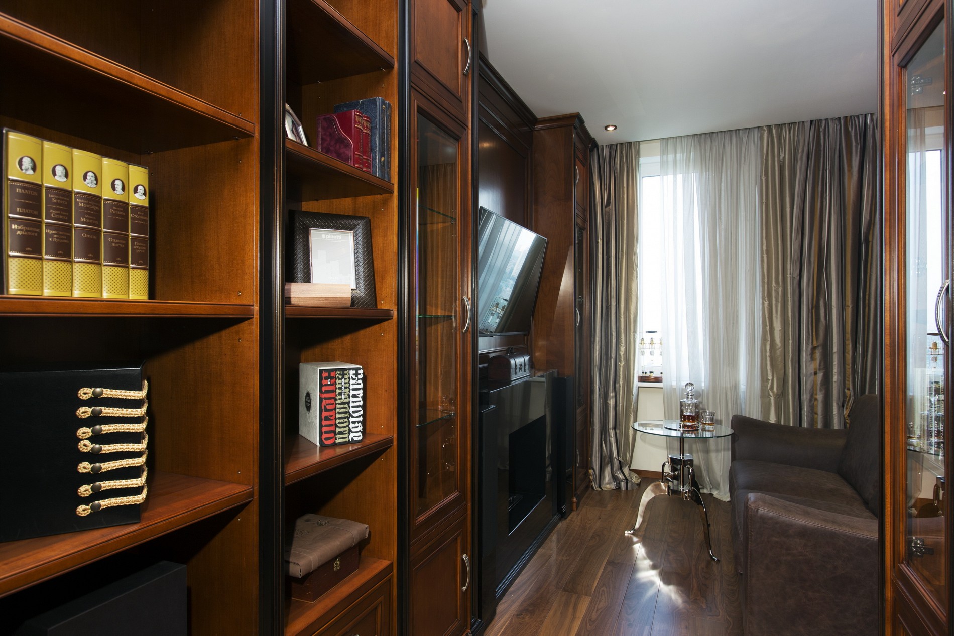 Деревянный классический кабинет в квартире в ЖК «Северный Парк»
