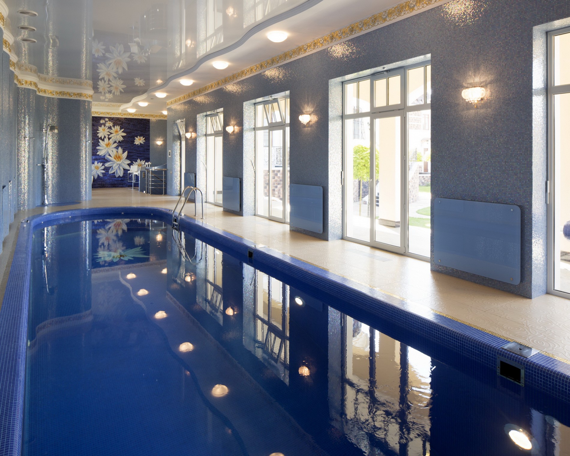 Фото красивого бассейна в доме от дизайнера